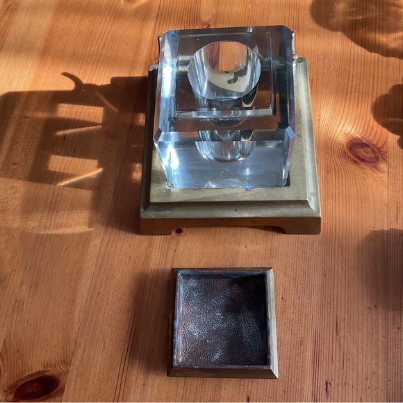 ANTIQUE BRASS & LEAD CRYSTAL INKWELL / PEN HOLDER GLOWY URANIUM VINTAGE NEON - Picture 8 of 14